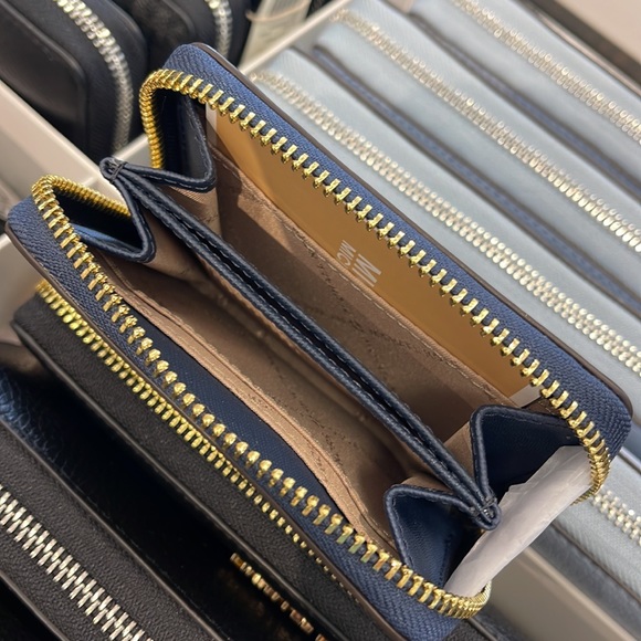 Michael Kors Jet Set Travel Medium Zip Around Card Case 
Color: Navy 
NWT - Picture 8 of 16